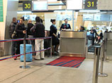 Представители "Домодедово" объяснили, что виной всему - прилет сразу нескольких чартерных рейсов, к появлению пассажиров с которых в аэропорту почему-то оказались неготовы