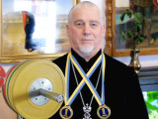 Пожилой запорожский священник поднимает до 14 тонн железа за тренировку
