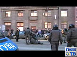 При этом в ГУВД Петербурга позже сообщили, что он пострадал, спасая от мчавшейся "девятки" участника несанкционированного шествия
