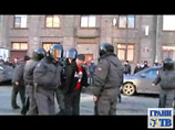 Идеолог "Войны" с помощью ВИДЕО разоблачил ГУВД Петербурга, хвалившееся спасением "несогласного" из-под колес Идеолог "Войны" с помощью ВИДЕО разоблачил ГУВД Петербурга, хвалившееся спасением "несогласного" из-под колес