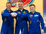 На борту корабля находится экипаж очередной экспедиции на МКС в составе космонавтов Роскосмоса Александра Самокутяева и Андрея Борисенко, а также астронавта NASA Рональда Гарана