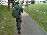 Когда фотография получила широкое распространение в социальных сетях Сингапура, ее попытались отретушировать: на исправленной версии солдат нес рюкзак сам, а служанки вообще не было видно