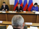 Медведев заметил, что пришла весна. Он затеял в стране уборку и грозит ходить по дворам Медведев заметил, что пришла весна. Он затеял в стране уборку и грозит ходить по дворам