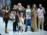 Анна Чапман вышла на подиум в образе шпионки и тут же уронила пистолет Анна Чапман вышла на подиум в образе шпионки и тут же уронила пистолет