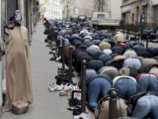 Власти Франции обсуждают возможность запрета мусульманской молитвы на улицах