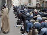 Власти Франции обсуждают возможность запрета мусульманской молитвы на улицах Власти Франции обсуждают возможность запрета мусульманской молитвы на улицах