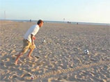 Бекхэм колотит мячами по мусорным бакам, но до американского вратаря-трюкача ему еще как до Луны (ВИДЕО)