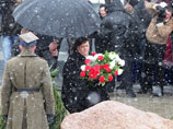 На территории российского захоронения был отслужен православный молебен. Коморовская и представители семей жертв авиакатастрофы возложили венки к 7-метровому православному кресту