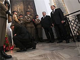 Представители власти во главе с президентом республики Брониславом Коморовским почтили память жертв трагедии в Варшавском полевом соборе