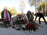 Планируется, что Медведев и Коморовский проведут краткую встречу в Смоленске, а затем посетят место авиакатастрофы, в которой 10 апреля 2010 года разбился самолет Качиньского
