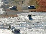 Японские полицейские вылавливают из воды сотни сейфов с деньгами, смытых 11 марта разрушительным цунами