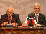 Чешские СМИ зафиксировали на видео, как Клаус берет ручку, крутит ее в руках