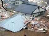 Новое ВИДЕО японского цунами: волна смывает деревню, преследуя по пятам бегущих людей