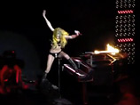 Lady Gaga во время выступления в Хьюстоне рухнула под рояль (ВИДЕО) Lady Gaga во время выступления в Хьюстоне рухнула под рояль (ВИДЕО)