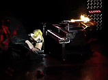 Lady Gaga во время выступления в Хьюстоне рухнула под рояль (ВИДЕО)