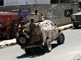 В Йемене армия сражается с полицией, а  в Сирии снайперы расстреливают солдат 