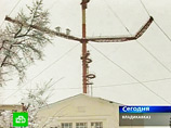 Во Владикавказе из-за продолжающегося третьи сутки снегопада появилась угроза обрушения 200-метровой телебашни и надувной кровли Ледового дворца