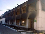 Здания трех жилых помещений для заключенных вспыхнули мгновенно. Из-за сильного и порывистого ветра пламя быстро переметнулось на другие корпуса колонии