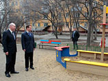 Медведев оценил и состояние двора: "Конечно, после зимы это, может быть, и нормально