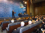 Примечательно, что во время запомнившегося выступления, которое длилось почти час, присутствующие в зале время от времени награждали Рошаля аплодисментами Примечательно, что во время запомнившегося выступления, которое длилось почти час, присутствующие в зале время от времени награждали Рошаля аплодисментами