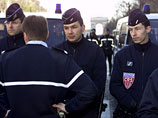 Французские полицейские из спецотрядов Compagnies Republicaines de Securite (CRS) - аналогов российских ОМОНов - возмущены исключением алкоголя из служебного пайка