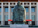 Статуя Конфуция (на фото), появившаяся в центре Пекина в январе и вызвавшая бурную общественную дискуссию, переехала в сад Государственного музея Китая, где ее загородили строительными щитами