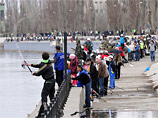 Дождь и холод не отпугнули рыбаков от фестиваля в Астрахани