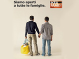 Реклама, на которой двое мужчин стоят спиной к зрителю, взявшись за руки, а внизу написано: "Мы открыты всем семьям", была подготовлена к открытию пункта продаж IKEA в Катании еще месяц назад