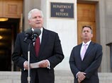 Накануне на пресс-конференции министры обороны Великобритании и США Лиам Фокс и Роберт Гейтс заявили, что лично Каддафи не является мишенью авиаударов НАТО Накануне на пресс-конференции министры обороны Великобритании и США Лиам Фокс и Роберт Гейтс заявили, что лично Каддафи не является мишенью авиаударов НАТО