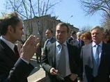 Мэр подмосковного Лыткарино, где накануне побывал президент, разъяренный из-за шквала сообщений в интернете о превращении города в "потемкинскую деревню" к его приезду, получил возможность высказаться в прессе Мэр подмосковного Лыткарино, где накануне побывал президент, разъяренный из-за шквала сообщений в интернете о превращении города в "потемкинскую деревню" к его приезду, получил возможность высказаться в прессе