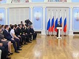 Медведев на встрече с "ЕР" говорил о коррупции, условиях труда, "потемкинских деревнях", техосмотрах, записи в 1-й класс и читал стихи Медведев на встрече с "ЕР" говорил о коррупции, условиях труда, "потемкинских деревнях", техосмотрах, записи в 1-й класс и читал стихи