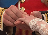 Супруга принца Уильяма Кэтрин Миддлтон отправилась на последнюю на сегодня свадебную вечеринку в платье дизайнера дома Alexander McQueen Сары Бертон, которая выполнила и подвенечный наряд, сообщает пресс-служба королевского двора