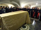 Кроме того, за два дня до беатификации был извлечен из захоронения в крипте собора Святого Петра гроб с телом Иоанна Павла II. 1 мая он будет находиться в соборе Кроме того, за два дня до беатификации был извлечен из захоронения в крипте собора Святого Петра гроб с телом Иоанна Павла II. 1 мая он будет находиться в соборе