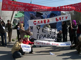 Участники "Монстрации" попытались в воскресенье в Красноярске присоединиться к первомайскому шествию, организованном федерацией профсоюзов Красноярского кра