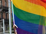 Во время акции к одной из колонн демонстрантов присоединились несколько человек, которые развернули "радужные" флаги гей-сообщества