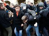 Около 40 человек задержаны во время несанкционированной акции на Невском проспекте в Петербурге. Сейчас они доставлены в отделение милиции