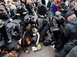 На Невском задержаны 40 человек, которые попытались перекрыть проспект На Невском задержаны 40 человек, которые попытались перекрыть проспект