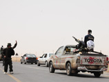 Войска Муаммара Каддафи ведут бои с ливийскими повстанцами недалеко от города Вазин на границе с Тунисом