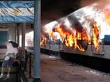 Неподалеку от столицы Аргентины Буэнос-Айреса пассажиры, недовольные постоянными задержками в пути, подожгли вагоны поезда