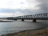 Правительство Хакасии ввело режим чрезвычайной ситуации в связи с обрушением одного и повреждением второго пролета железнодорожного моста через реку Абакан