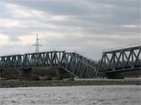 Один пролет железнодорожного моста рухнул в субботу в 3:20 мск в реку Абакан в Республике Хакасия в 7 км от станции Камышта на территории Аскизского района. Пострадавших нет