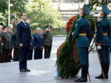 Медведев возложил венок к Вечному огню у  могилы Неизвестного солдата