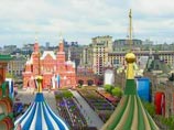 В этом году под стенами Кремля проходит заметно меньше техники, чем в прошлом, зато сам парад стал длиннее на 15 минут, а в нем принимает участие рекордное количество солдат - почти вдвое больше, чем в прошлый раз В этом году под стенами Кремля проходит заметно меньше техники, чем в прошлом, зато сам парад стал длиннее на 15 минут, а в нем принимает участие рекордное количество солдат - почти вдвое больше, чем в прошлый раз
