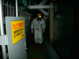 Тем временем на аварийной атомной станции "Фукусима-1" продолжают в опасных условиях работать ликвидаторы