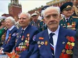 Главный праздник страны москвичи и гости столицы стали отмечать с раннего утра, когда многие из них пришли посмотреть на проезд военной техники к Красной площади по Тверской улице и Ленинградскому проспекту Главный праздник страны москвичи и гости столицы стали отмечать с раннего утра, когда многие из них пришли посмотреть на проезд военной техники к Красной площади по Тверской улице и Ленинградскому проспекту