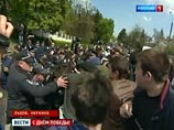 Во Львове в рукопашной схватке сошлись националисты и их противники с георгиевскими ленточками