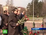 Губернатор Кемеровской области Аман Тулеев и один из акционеров шахты "Распадская" Геннадий Козовой возложили цветы к стеле памяти погибшим горнякам, которая установлена в центре города Губернатор Кемеровской области Аман Тулеев и один из акционеров шахты "Распадская" Геннадий Козовой возложили цветы к стеле памяти погибшим горнякам, которая установлена в центре города