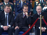 В российской блогосфере поднялась волна возмущения в связи с тем, что 9 мая на Красной площади президент и Верховный главнокомандующий Дмитрий Медведев и премьер Владимир Путин принимали парад Победы сидя
