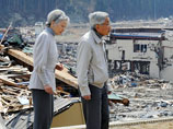 Император Японии Акихито и императрица Митико в среду прилетели в префектуру Фукусима на северо-востоке страны, чтобы осмотреть пострадавшие от разрушительного землетрясения и аварии на АЭС "Фукусима-1" районы