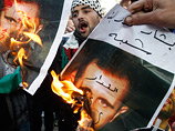 Мы призываем правительство Сирии прекратить убийства протестующих, не мешать мирным демонстрациям, остановить аресты и начать конструктивный диалог", - заявил официальный представитель Государственного департамента Марк Тонер